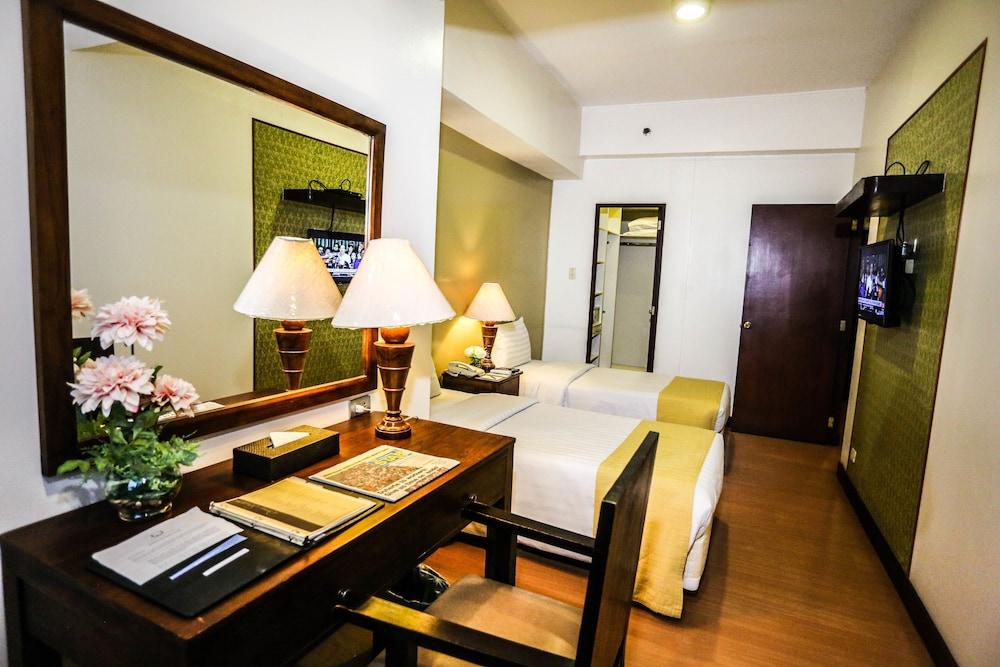 The Malayan Plaza Hotel Pasig City Екстер'єр фото