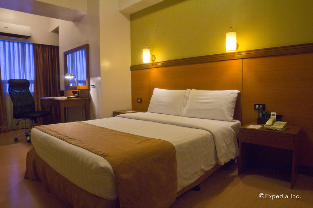 The Malayan Plaza Hotel Pasig City Екстер'єр фото