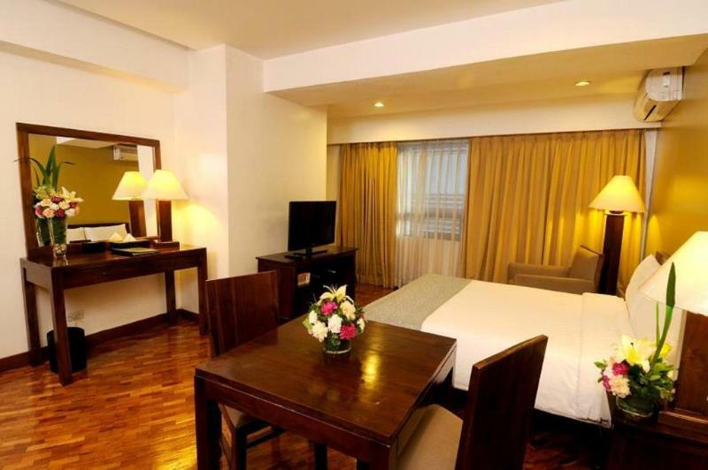 The Malayan Plaza Hotel Pasig City Екстер'єр фото